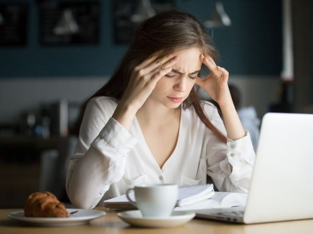 4 Sinais Que o Estresse Está Destruindo Seus Cabelos