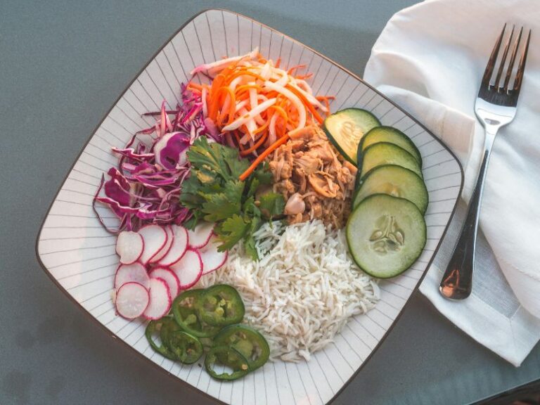 Uma alimentação nutritiva com um prato saudavel e colorido contribui para diminuição da queda capilar feminina.