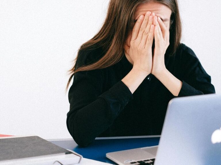 O estresse é um dos principais fatores da queda capilar feminina