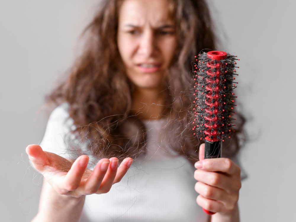 Ao pentear os fio é a hora que a queda capilar feminina se torna mais evidente.